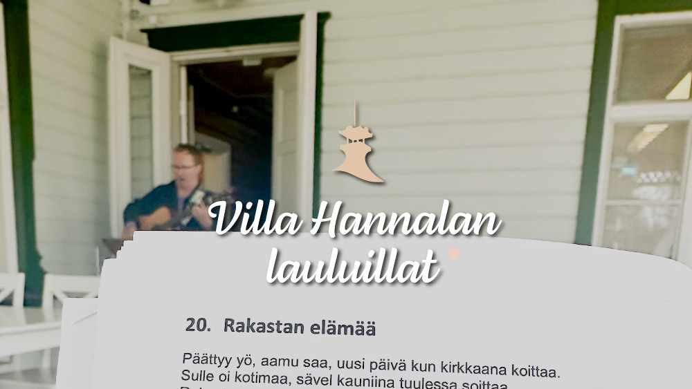Etualalla lauluvihko, taustalla mies soittaa kitaraa ja laulaa.